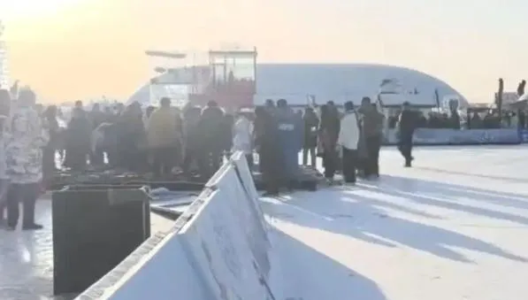 冰雪節驚魂！陸樂園「挖土機轉雪圈」甩飛7遊客　疑鐵鏈斷釀禍