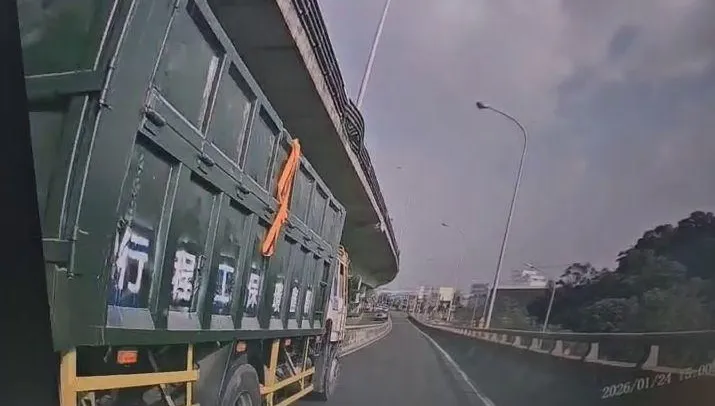 影/超扯一幕！高雄88快速道大貨車鑽縫硬入　撞2車肇逃