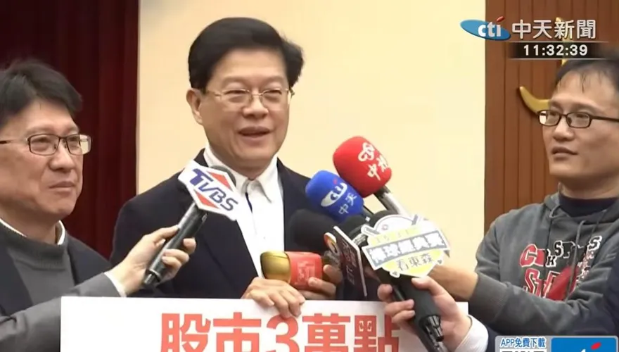 台股站穩3萬點　羅明才請吃雞排、珍奶加贈金元寶