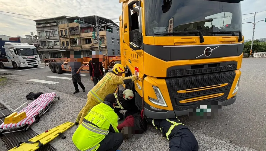 基隆嚴重車禍！自行車男遭捲入聯結車底　警消趴地搶命