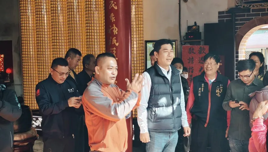 不用民調了！彰化謝家人馬搶議員席次　竟到媽祖廟前擲筊決定