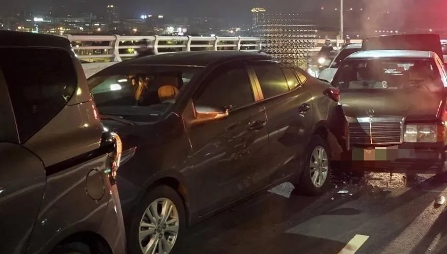 駕駛恍神釀禍！4車民權大橋連環撞狂冒煙　1女胸悶送醫