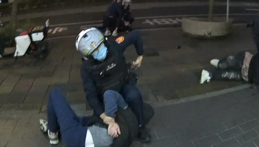 影/醉男超商前撂英文嗆警！遭噴辣水壓地制伏搜出K毒