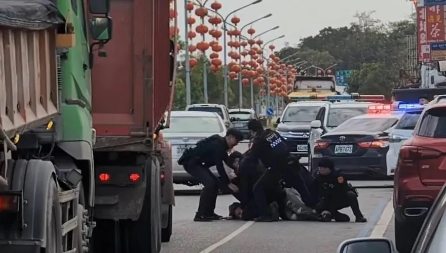 影/花蓮誇張逆子！偷母車被攔「雙手持刀械跟警對峙」