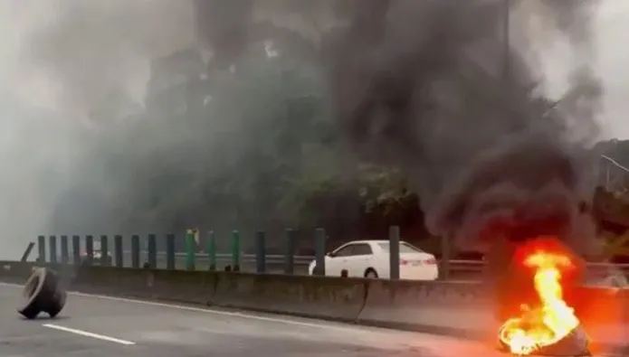 影/真的燒胎了！台62線貨櫃車「爆胎又起火」