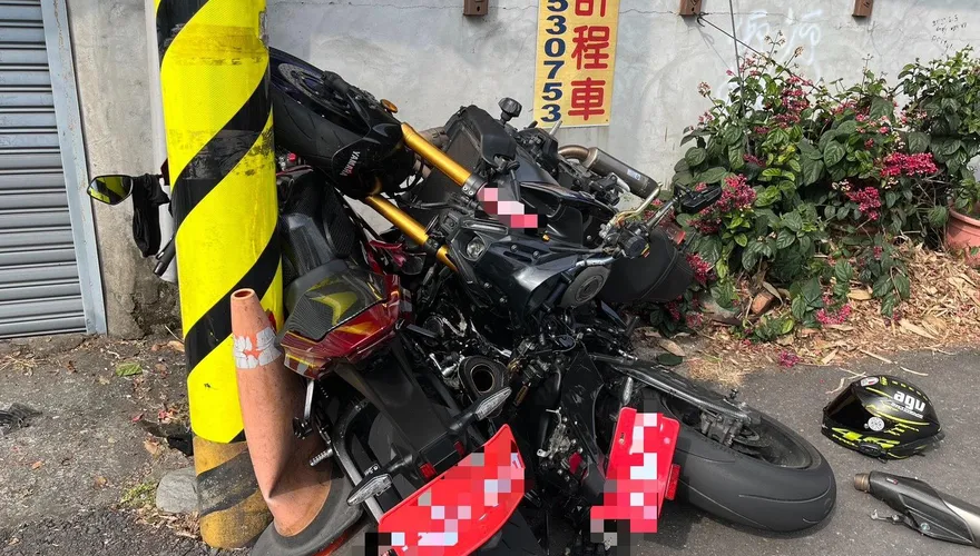 20歲紅牌重機騎士失控打滑自摔　路邊2重機遭擦撞