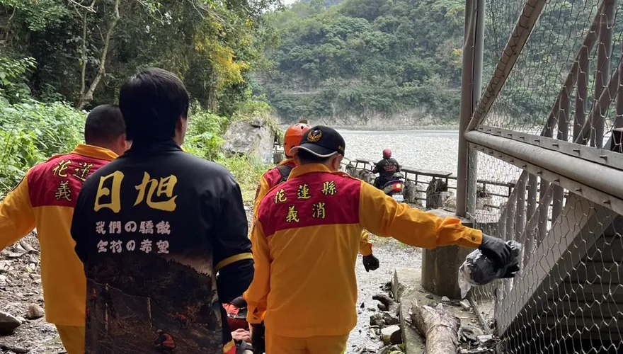 砂卡礑步道傳墜谷！60歲騎士「連人帶車」摔25米深溪床