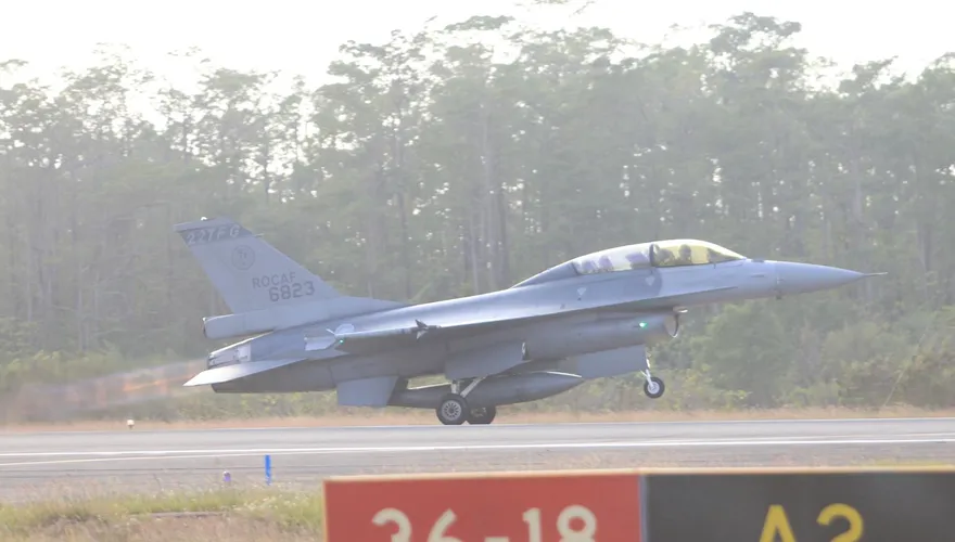 空軍春節加強戰備　第4聯隊F-16V飛官防寒飛行衣首度曝光