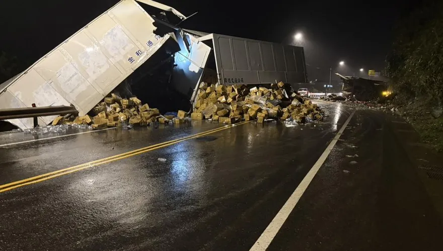 台2線深夜驚魂！2曳引車爆車禍　蔬菜、礦泉水全噴了