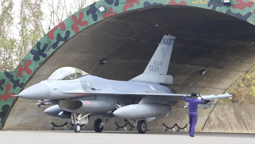 空軍春節加強戰備　F-16V掛載AIM-120飛彈展射後不理戰力