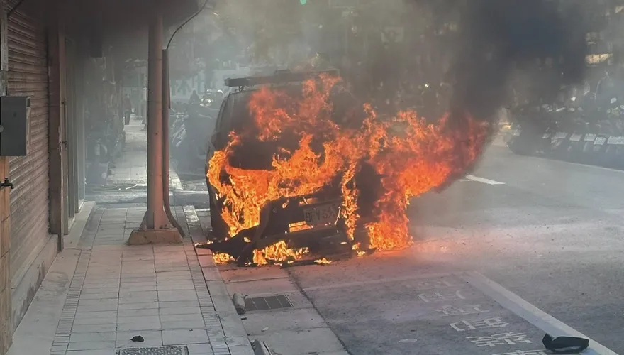 北投警車故障突起火燃燒！「整輛陷火海」驚悚畫面曝