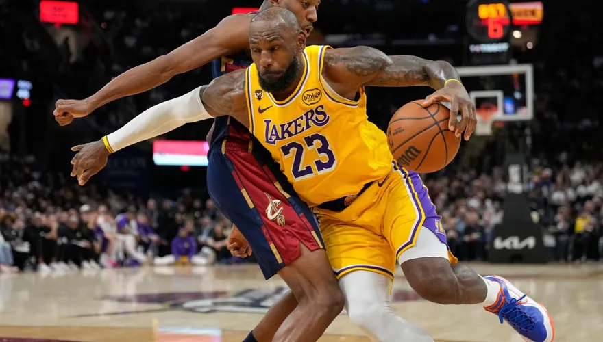NBA/詹皇返鄉獲致敬影片落淚！騎士不留情面痛宰湖人30分