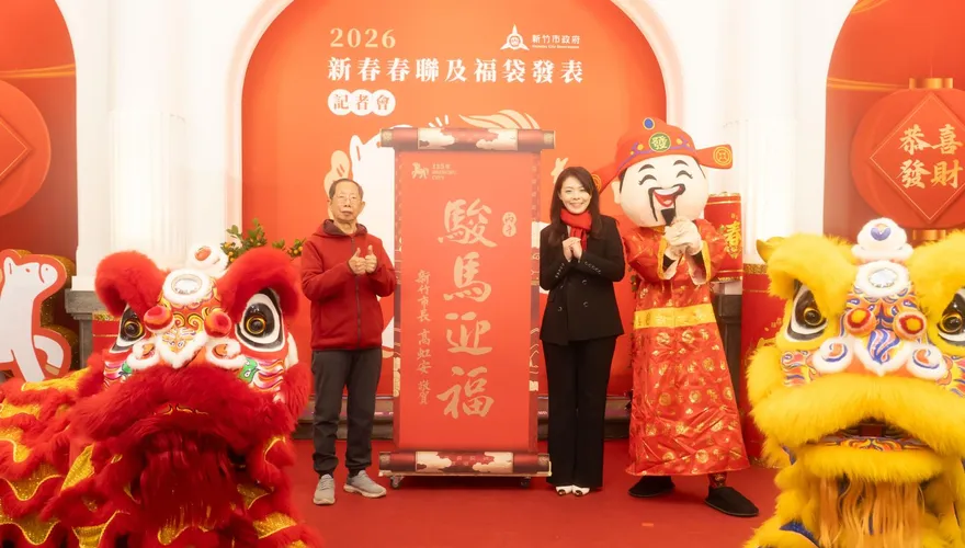 高虹安開箱「駿馬迎福」賀歲春聯　紅包袋、福袋索取資訊全公開