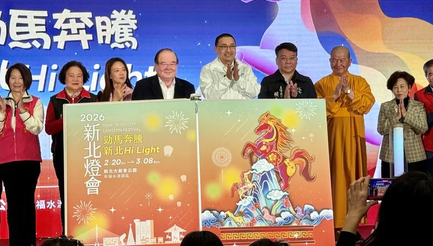新北燈會15米紅寶馬主燈新春亮相　人氣療癒IP線條小狗萌翻大都會公園
