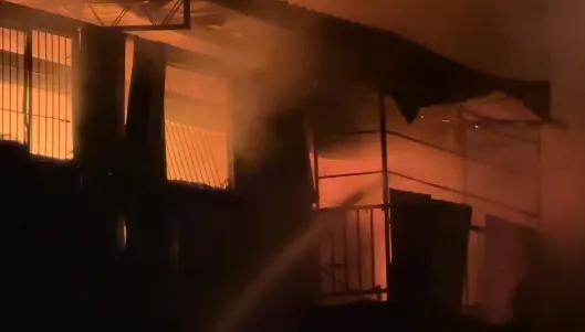 影/嘉義水上鄉鐵皮屋連坐燒！　火勢狂竄、屋主幸運逃生