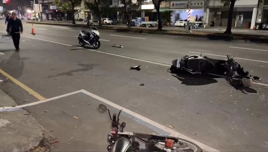 影/高雄10歲童滑板衝車道釀連環車禍　3傷送醫幸無大礙