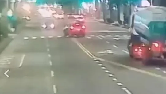 影/高雄深夜傳車禍！左轉未禮讓　租賃車猛撞車頭全毀