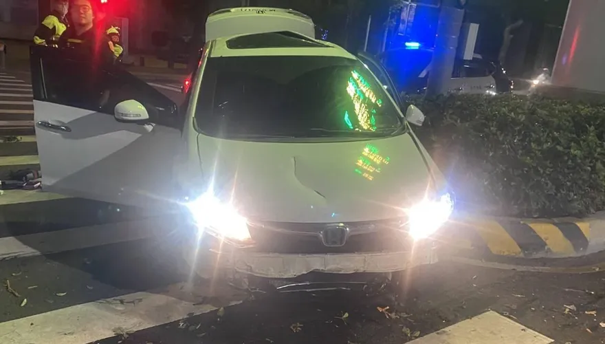 影/疑通緝怕被抓！台中男酒駕拒檢衝撞警　車內搜出毒品刀械