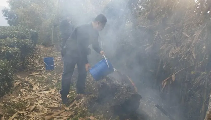 嘉義梅山產業道路竄火　警民接力載水灌救阻火燒山