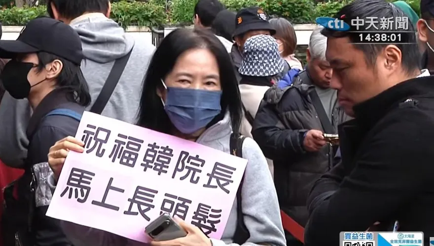 民眾領春聯祝福「馬上長頭髮」　韓國瑜笑：跟佳芬姐生娃一樣難