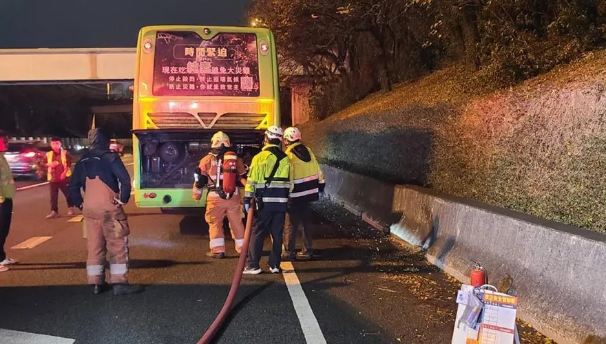 驚險！國1晚間統聯客運引擎起火　司機急疏散24名乘客