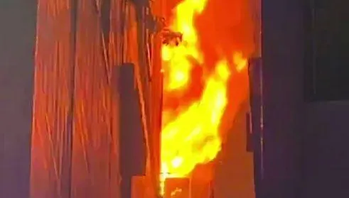 影/新崛江商圈旁民宅爆炸狂燃「猛火竄出」　1男燒傷嗆傷