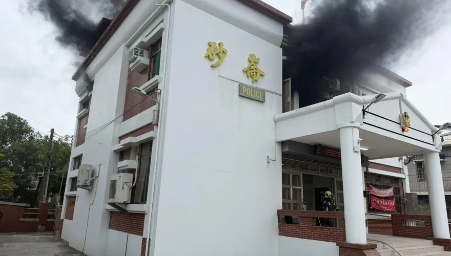 高雄砂崙派出所燒起來　「火勢2樓竄出」警急打119