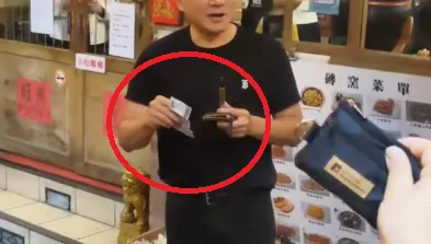 影/黃仁勳親簽錢包「下秒抽鈔票寵粉」　網嗨：只有黃爸爸能做