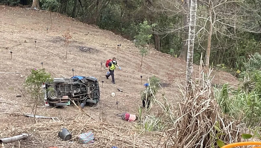 新社產業道路小貨車翻落農田　48歲男命危搶救