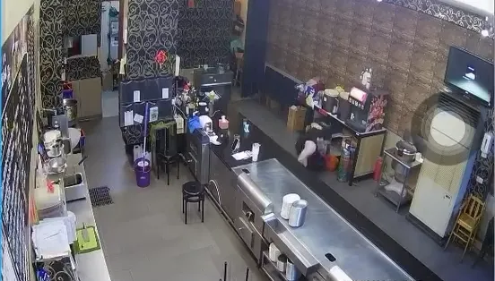 影/台南店員如廁衝出接客「突掉褲」　男嚇奪門下秒轉頭蒐證