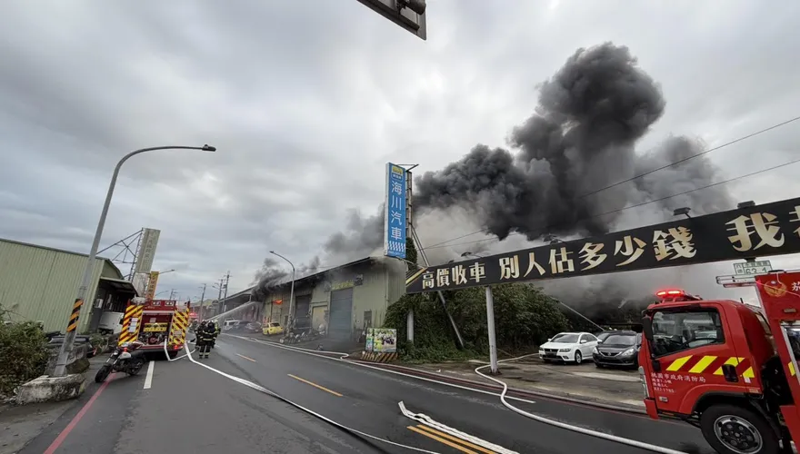 影/桃園八德汽車工廠失火！　百坪鐵皮悶燒竄濃煙幸無傷亡