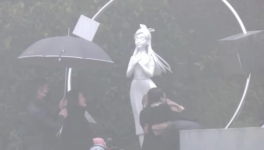 S家親手揭幕！S媽雨中落淚緊擁具俊曄　小S輕撫大S雕像手臂