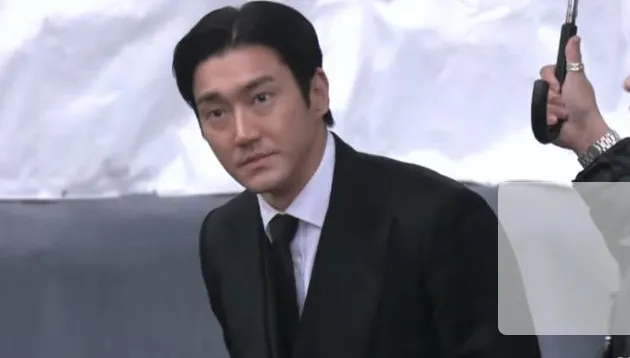 大S逝世週年！具俊曄搭檔姜元來冒雨坐輪椅現身　SJ始源也來了