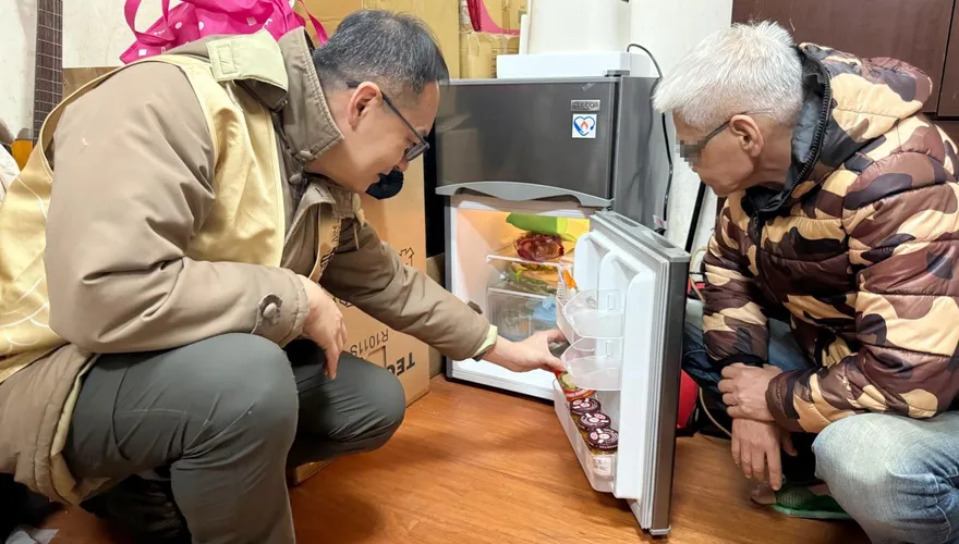 憂鬱症纏身！63歲父咬牙養6歲女　冰箱故障沒錢修...愛心物資送達