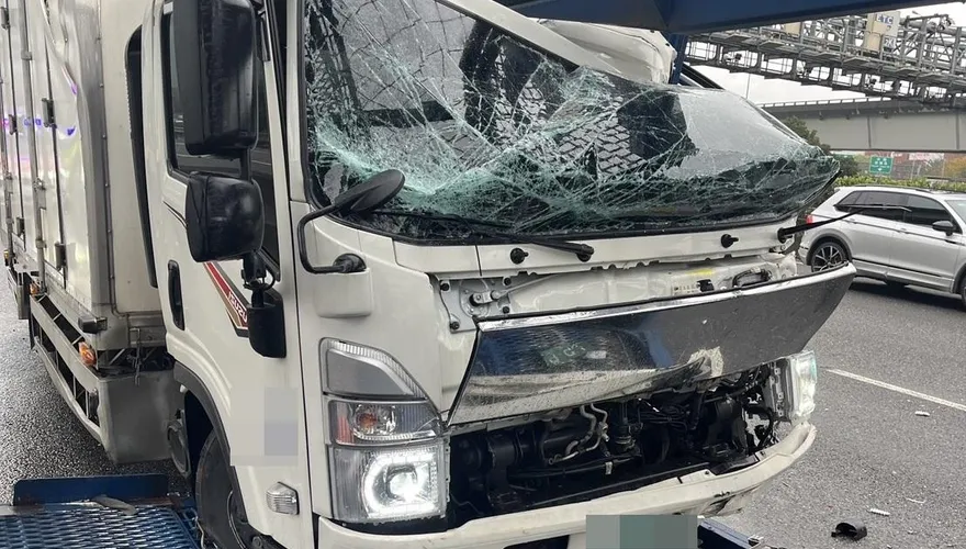 影/沒保持安全距離！國1桃園南向2大車碰撞「車頭全爛」　駕駛急送醫