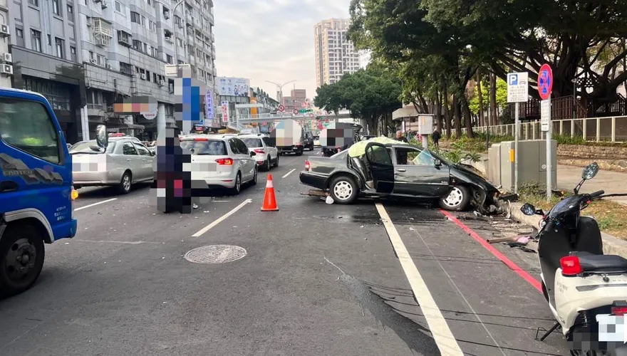 影/台中高齡肇事！車撞石墩飛越6線道　76歲翁頭重創命危
