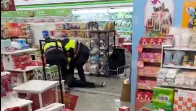 影/台中狂男猛砸康是美門市　遭逮哭喊：放我一條生路
