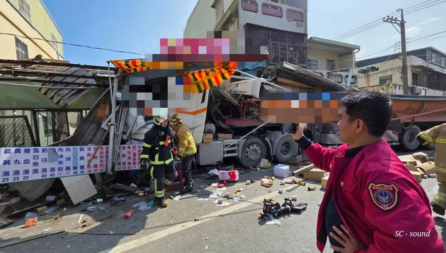 影/悚！嘉義小貨車迴轉、大貨車閃不掉撞上「再把早餐店解體」