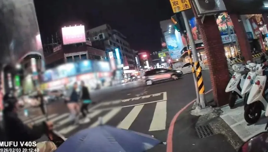 影/近距離視角曝！台南養生館員工派出所前隨機砍人　被害者跌坐慘叫驚動值班員警