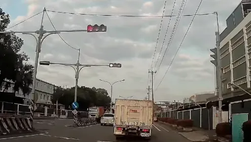 紅綠燈耍人！他急停「被親屁股」　下一幕看傻：車內5人全逃跑