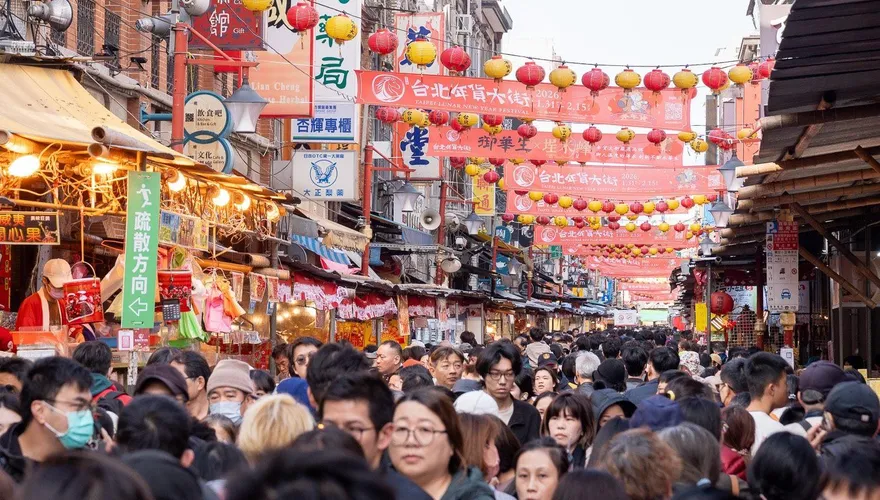 迪化街年貨大街登場！白爛貓5米巨偶吸睛　無菸範圍再擴大