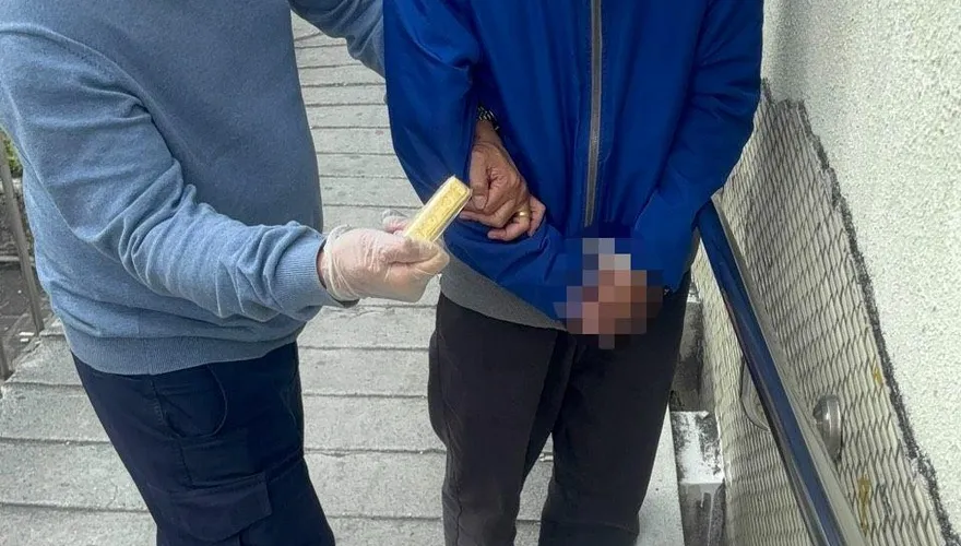 佯裝看金條、同夥敲門配合！　高雄2嫌搶97萬金條遭逮