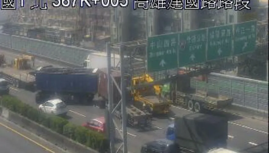 國1高雄中正路段「拖板車、大貨車、貨櫃車」撞一團