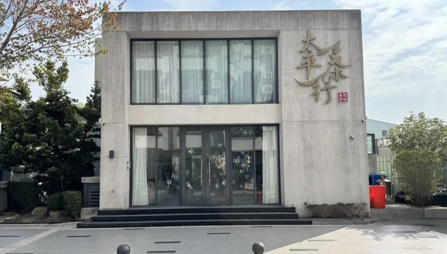 影/太平茶行遭掃射20槍　17歲少年帶長槍投案辯喝酒糾紛