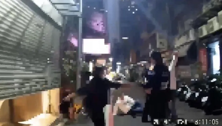 影/醉男見父跌倒以為被車撞　抓狂暴走警噴辣椒水壓制