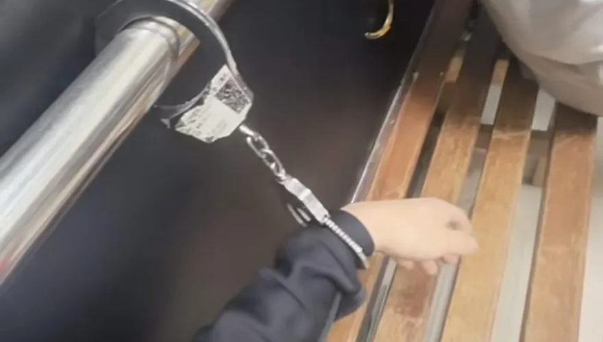 影/台中毒嫌被銬爽玩手機拍影片！　警局認疏失開鍘