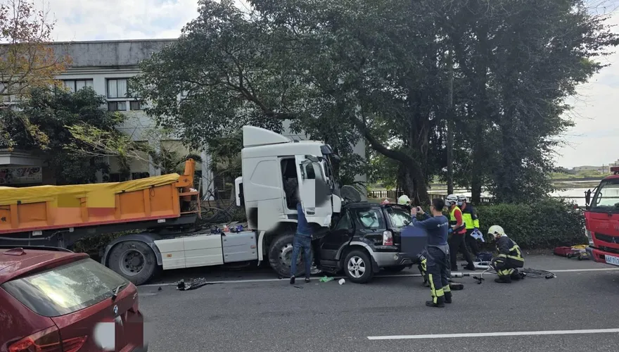 影/宜蘭砂石車逆向猛撞！休旅車母子3人獲救　駕駛受困