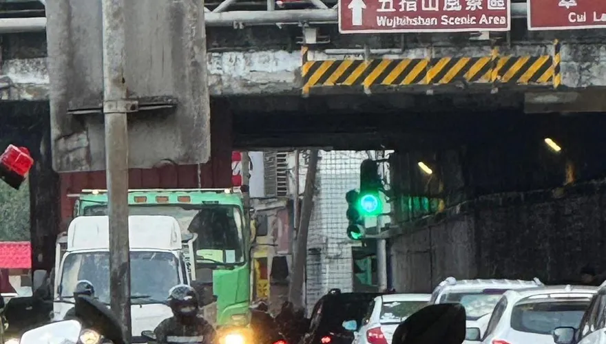 汐止貨櫃車卡涵洞動彈不得　駕駛洩氣自救成功脫困