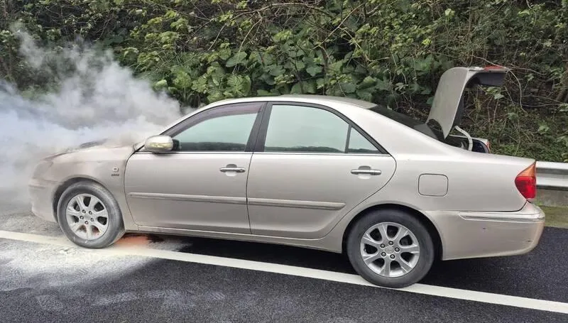 假日驚魂！　國3龍潭火燒車...駕駛見苗頭不對趕緊下車