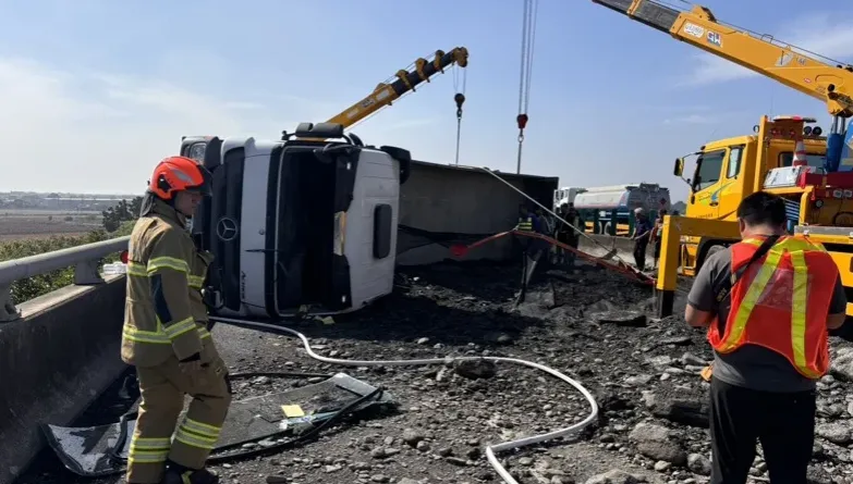 國3麟洛段砂石車翻覆！北上車道封閉回堵4公里